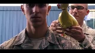 看看歪国人是怎么训练士兵不笑的