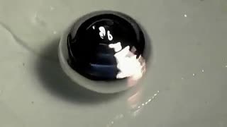 将一滴水银滴入水中，然后打开震动
