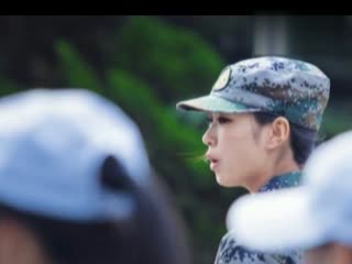 中国最美军训女教官走红 神似“章子怡”