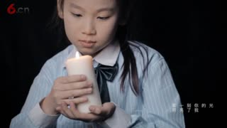 9岁小女孩走心翻唱《追光者》空灵的嗓音让人听歌落泪！