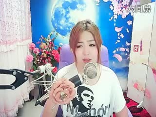 六间房美女主播蓝色精灵。互动直播中