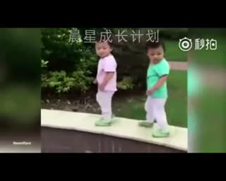 不愧是双胞胎，摔倒都神同步·晨星成长计划