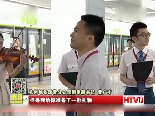 地铁站里上演求婚仪式