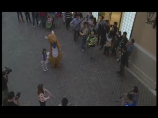 著名主持人高燕化身”袋鼠“公益快闪“袋袋来了”