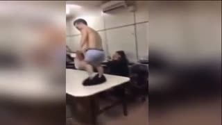 巴西一警局办生日趴 请侏儒男子跳艳舞