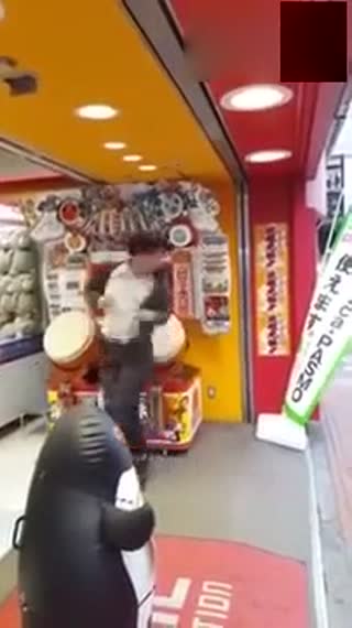 一位大叔打太鼓达人入魔了 感受一下这销魂的姿势