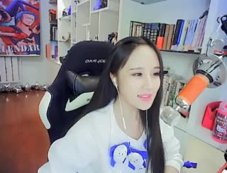 都是因为那灯泡~突然闪了一下~于是想起你