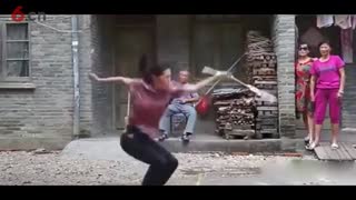 高手在民间！大妈炫酷耍双截棍