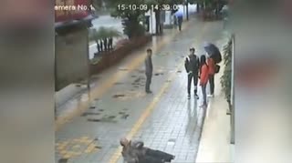 “最美女孩”跪街边给老人喂米线 监控还原现场