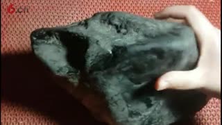 这块翡翠原石莫湾基全赌手镯皮壳紧密非常完美