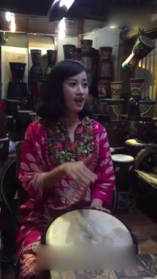 -还是那个丽江，还是那个老板娘，人美，歌甜，节奏强