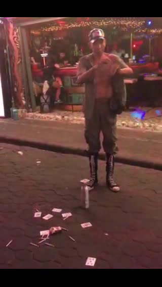 街头大爷炫扑克牌特技屌爆众看客