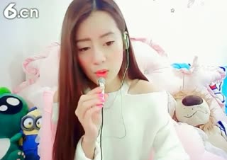 阵风轻轻吹到我心房，你是这样走进我心坎~