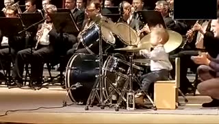 音乐小神童惊艳架子鼓秀 分分钟打动你心