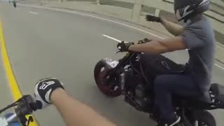 骑车就应该多只眼， 要不摔个支离破碎