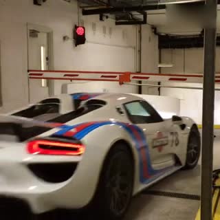 为了每天能少交点费用，所以买了这台保时捷918 Spyder