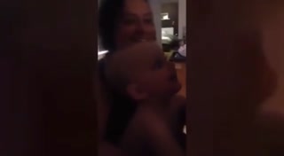 怎么有两个麻麻？？萌宝看到妈妈的双胞胎姐姐的爆笑反应