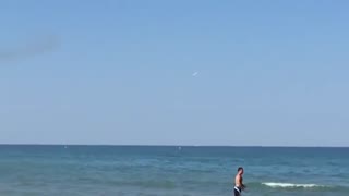 两架飞机空中表演发生意外，相撞掉进海里
