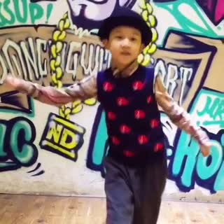 看这小孩帅不帅
