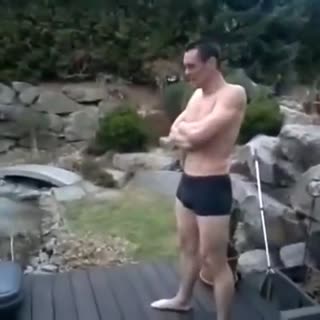帅哥冬泳完美一跳，猜的到结局，猜不到鬼哭狼嚎的惨笑。