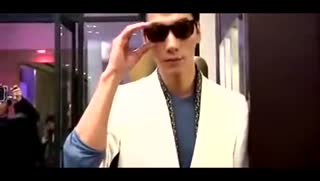 张亮戴锁形耳环引爆笑 被调侃：为自己代言