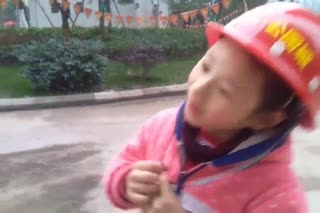 七岁女孩收到红包后的高兴劲简直不摆了