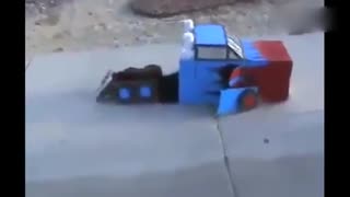 街头偶遇迷你擎天柱