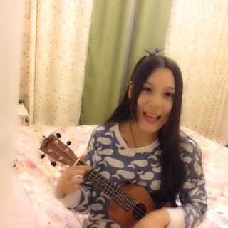 弹唱尤克里里的小清新