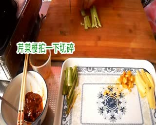 一天卖1000碗酸辣粉的秘密都在这里 酸辣粉第五节红油熬制