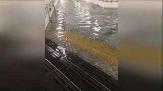 日本地下通道积水倒灌 似清澈游泳池