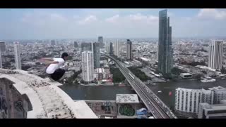 极限作死！云南跑酷小伙独闯泰国，作死飞跃高楼