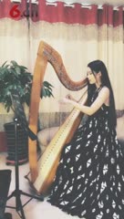 美女演绎竖琴《童话镇》