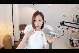 我想《宽容》冰冷的笑容~雨后的秋谁为我温柔~