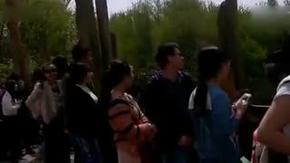 老大爷在欢乐谷看年轻人坐过山车，哎呦卧槽
