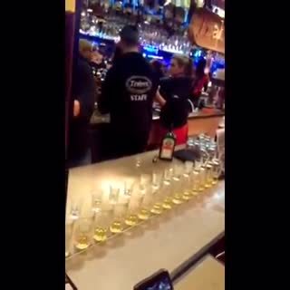 这倒酒的方式 太牛B了