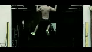 您绝对没见过的 肌肉男 半空大秀拳脚