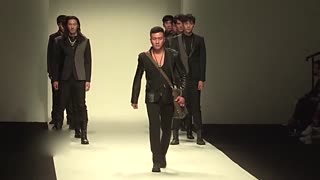 胡军皮衣走T台 荧幕硬汉跨界做设计