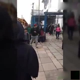 小男生拿着一束花焦急地在校门口等着，直到女主角出场时。。。突然还有点感动呢