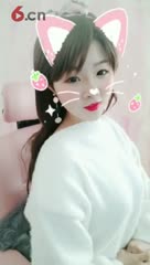 豆心的咬嘴唇
