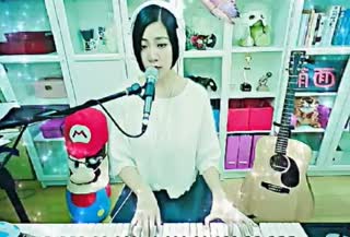 妹子钢琴弹唱《香奈儿》