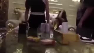 实拍KTV内两女子疯狂对打， 旁边男子淡定唱歌。