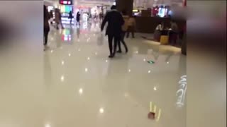 小情侣商场吵架 女友喊“滚”男友躺地打滚