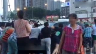 大妈拼了 西安大妈为跳广场舞推走三辆汽车