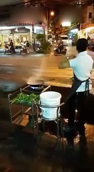 牛人路边炒菜方式，一定要看到最后一秒