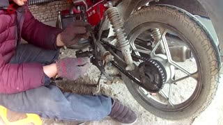 摩托车维修换套链过程1
