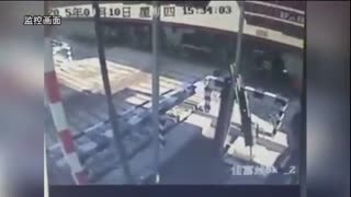 黑龙江摩托车闯入铁路道口 驾驶员被列车撞死