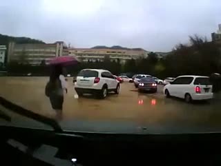 太吓人！实拍某女司机开车，脑子里全是她的尖叫声！