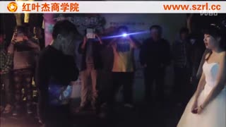 大学女生穿婚纱在男生寝室楼下求婚，被男友抱回寝室_高清