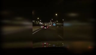 英半裸男游客深夜趴车顶 穿梭西班牙高速公路