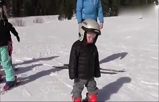 瞌睡萌萝莉滑雪场困得东倒西歪